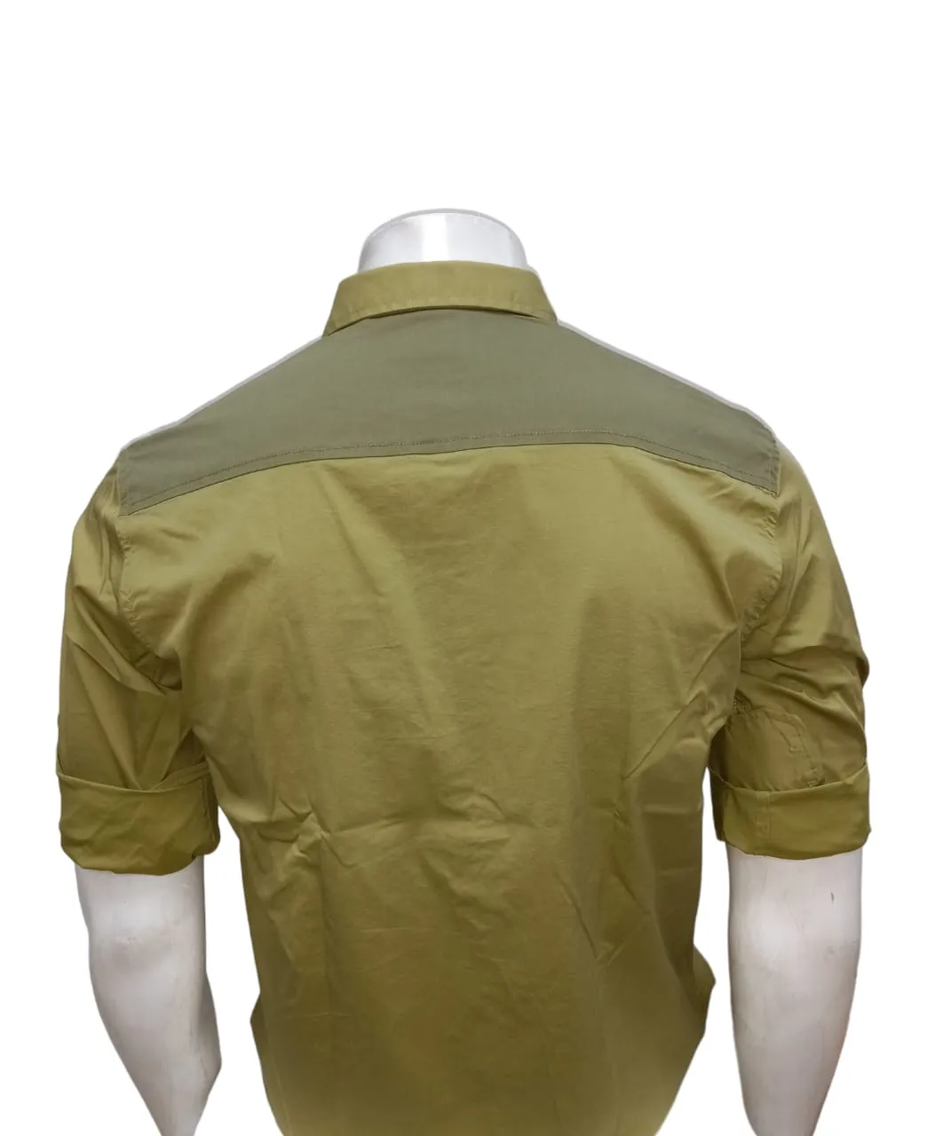 This shirt is a casual, lightweight men's shirt featuring a distinctive design and functionality